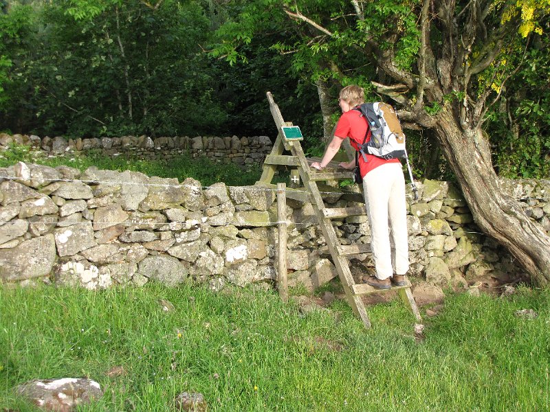 st cuthberts way_overstapje voor ancrum.jpg - Overstapje in de buurt van Ancrum. Frouwkje leest op het bordje dat de route die wij in gedachten hebben (om Ancrum te bereiken) gevaarlijk is. Dat betekend dus een stukje extra lopen (en we zijn al bijna 8 uur onderweg).